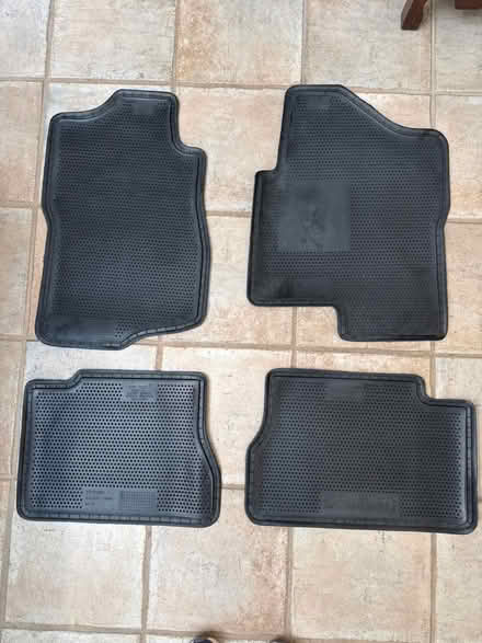 Photo of free 2012 GMC Yukon XL carpet floor mats (Glencoe Il near Northbrook) #2