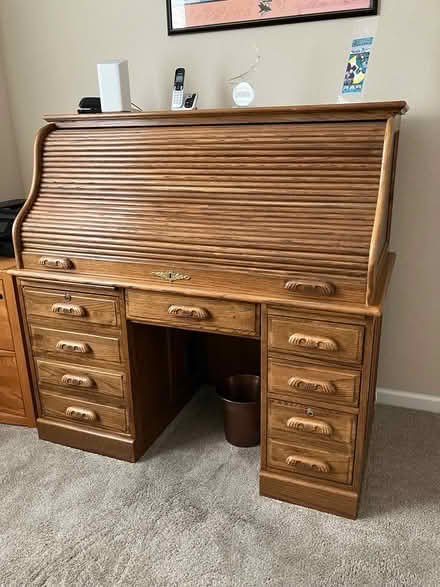 Photo of free Oak Rool Top Drsk (Discovery Bay) #1