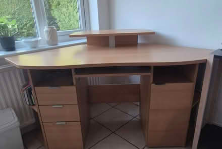 Photo of free Corner desk (Elstree WD6) #1