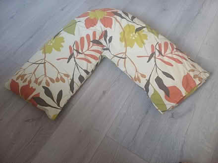 Photo of free V-pillow (Woodloes Park CV34) #1