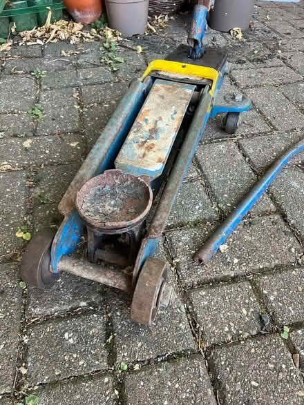 Photo of free Trolley jack, up to 2 ton (Horsell GU21) #3