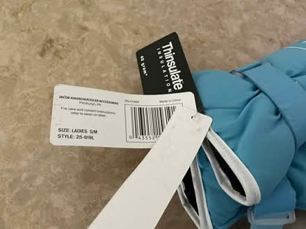 Photo of free kid stuff, gloves (Mohegan Lake) #1