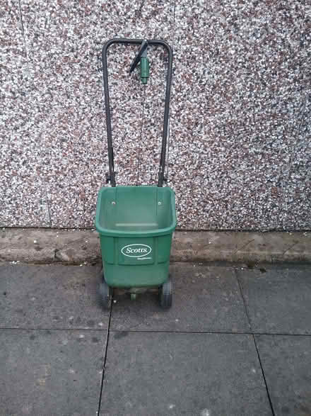 Photo of free Scotts EasyGreen rotary seed spreader (Four Crosses SY22) #2