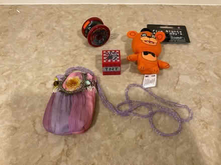 Photo of free kid stuff, gloves (Mohegan Lake) #3
