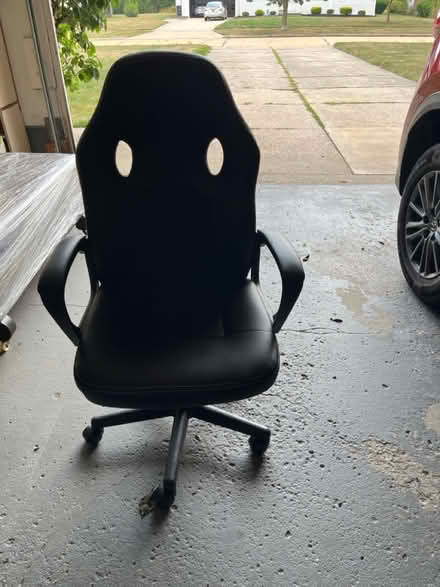 Photo of free Desk/gaming chair (Lyndhurst) #1
