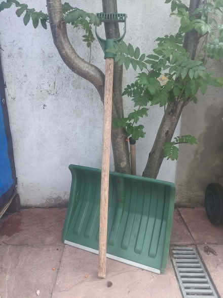 Photo of free Snow shovel (Round Hill BN2) #1