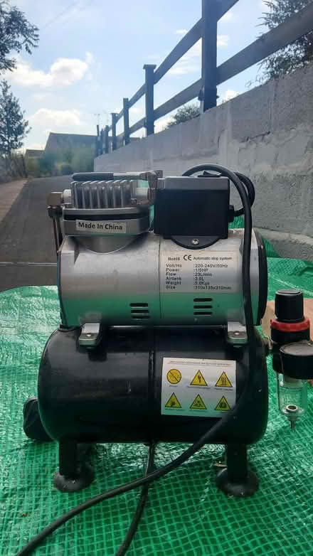 Photo of free Small paint compressor (Leominster HR6 LEOMINSTER) #2