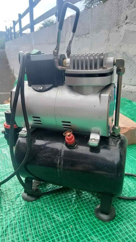 Photo of free Small paint compressor (Leominster HR6 LEOMINSTER) #1