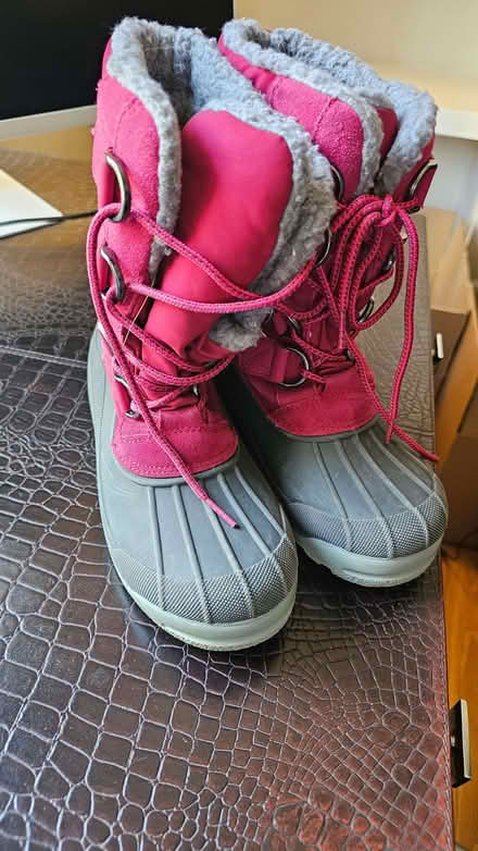 Photo of free Size 5 boots (Ravenscourt Park W6) #1