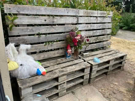 Photo of free pallet bench needs tlc (risingbrook ST17) #1