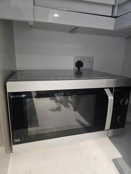Photo of free 900 w microwave (Woolwich Se18) #1