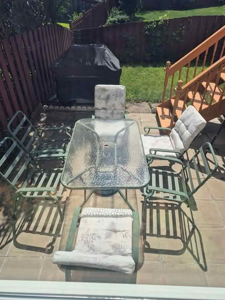 Photo of free Table de jardin (Chatelain village) #3