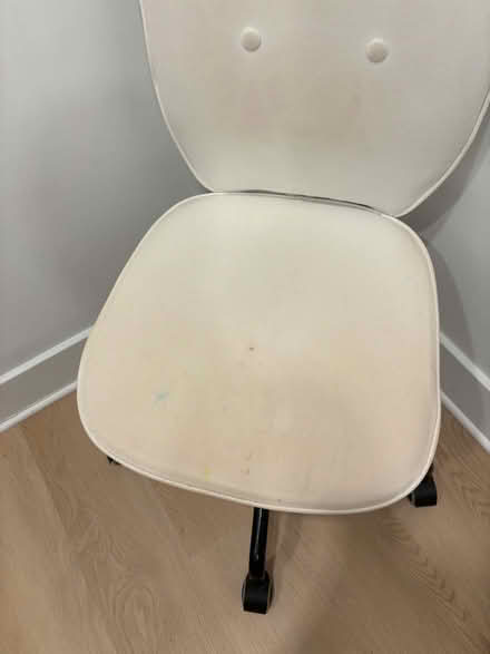 Photo of free White Fabric Office Chair (Fleet street (Fells Point)) #2