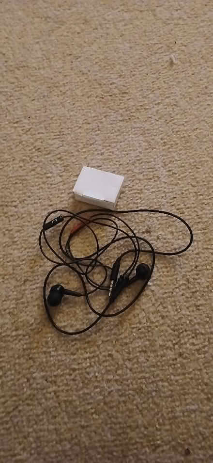 Photo of free Wired headphones with a mic (Perivale UB6) #1