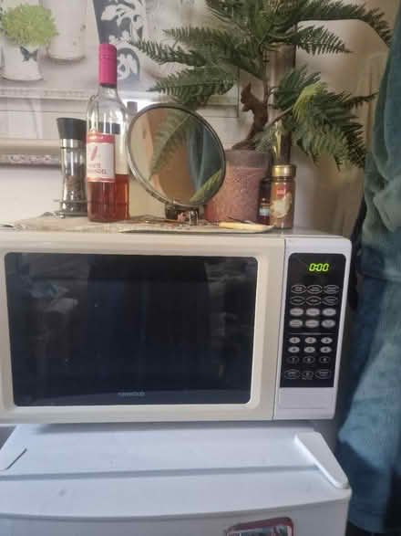 Photo of free Large microwave 900 (Chester CH2) #1