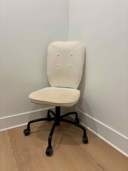 Photo of free White Fabric Office Chair (Fleet street (Fells Point)) #1
