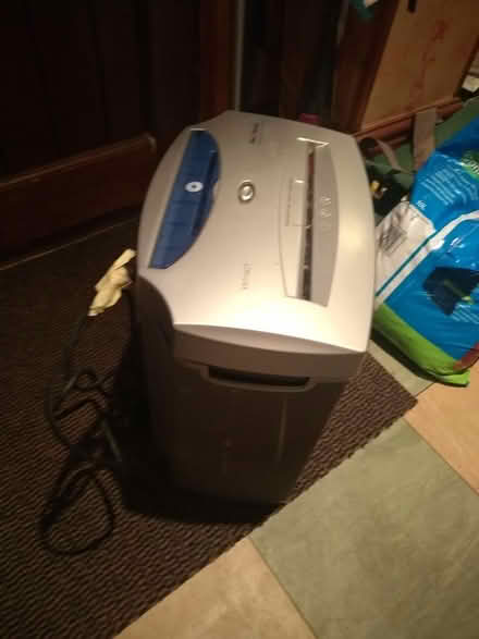 Photo of free Paper/CD shredder (Poulton CH44) #1