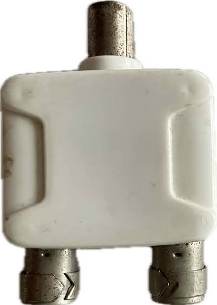 Photo of free UHF aerial amplifier and splitter (Kendal LA9) #2