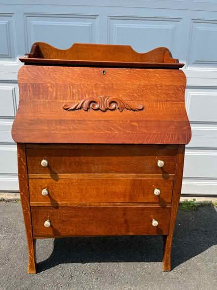 Photo of free Desk (West Hartford Center) #2