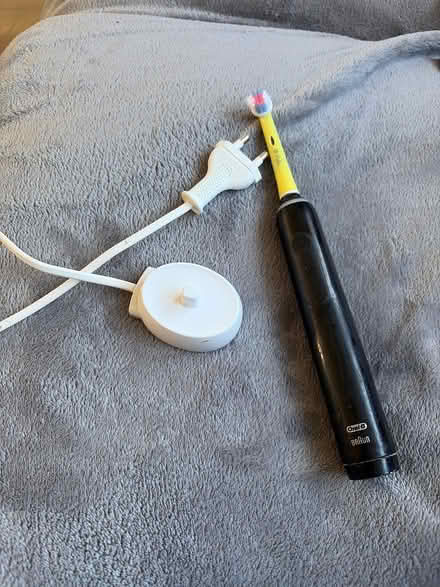 Photo of free Oral b electric toothbrush/ charger (SG4 hitchin) #1