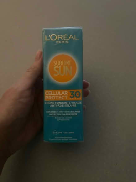 Photo of free L’Oréal face sun screen 30 (Askew Road W12) #1