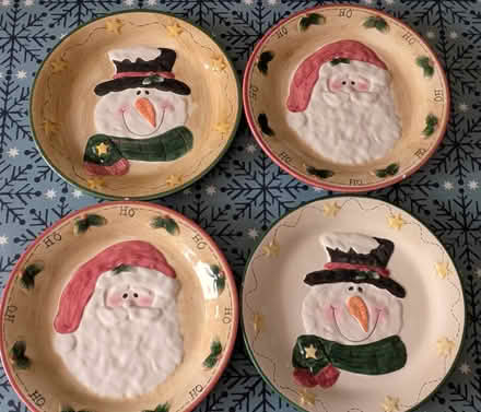 Photo of free 4 decorative Christmas plates (Welwyn Garden City AL8) #1