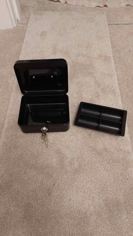Photo of free Money tin (Hayes BR2) #1