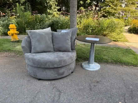 Photo of free Oversized Chair and Pillows (Harbor Heights Mamaroneck) #3