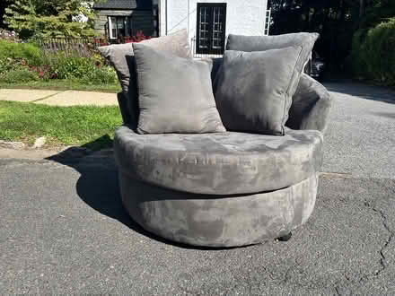 Photo of free Oversized Chair and Pillows (Harbor Heights Mamaroneck) #1
