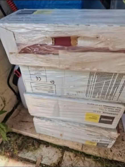 Photo of free 4 packs of ceramic wall tiles (Luton LU2) #1