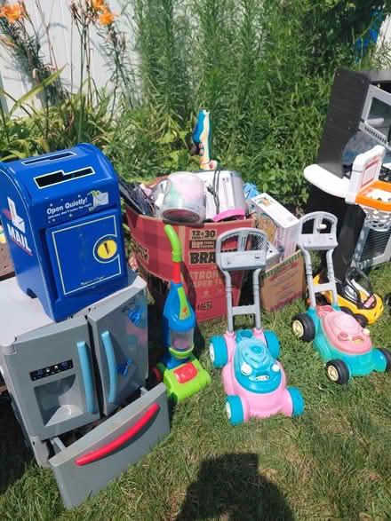 Photo of free toyes and bed (South Brunswick) #2