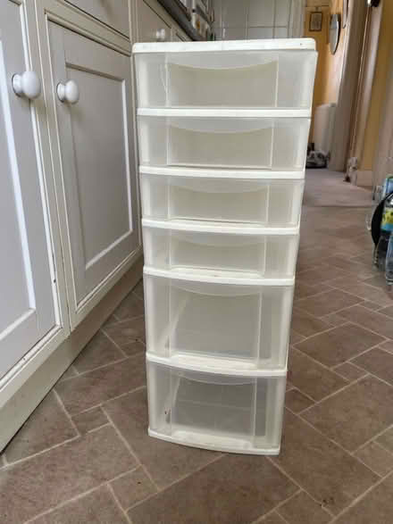 Photo of free Small plastic drawer unit (TW3 area off central Avenue) #1