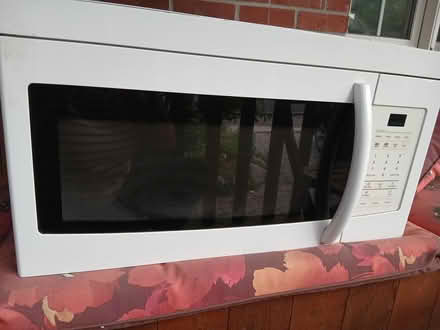 Photo of free Microwave (Yonge and Sheppard) #1