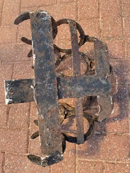 Photo of free Horseshoe plant holder (The Dell SG4) #2