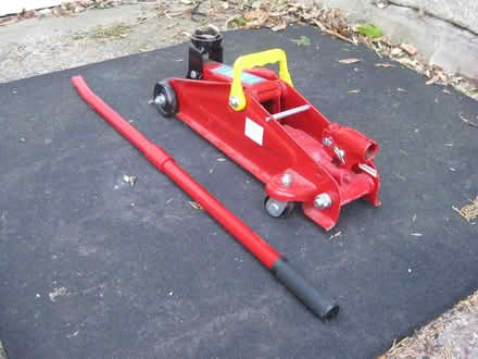 Photo of free Car jack hydraulic small (Cromer NR27) #1