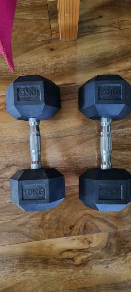 Photo of free 2x 10kg dumbells (Cowdenbeath KY4) #1