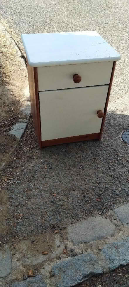 Photo of free Bedside cabinet (Kennington OX1) #1