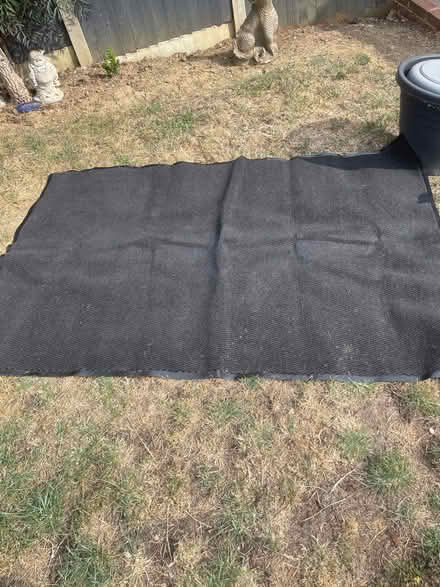 Photo of free 6ft x 4ft rug (Chessington KT9) #1