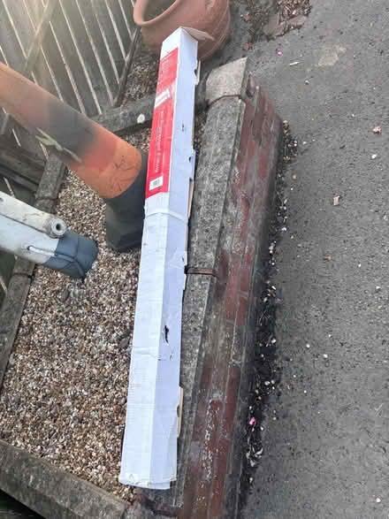 Photo of free 5ft twin Fluorescent only 1 tube (Fradley Village WS13) #2
