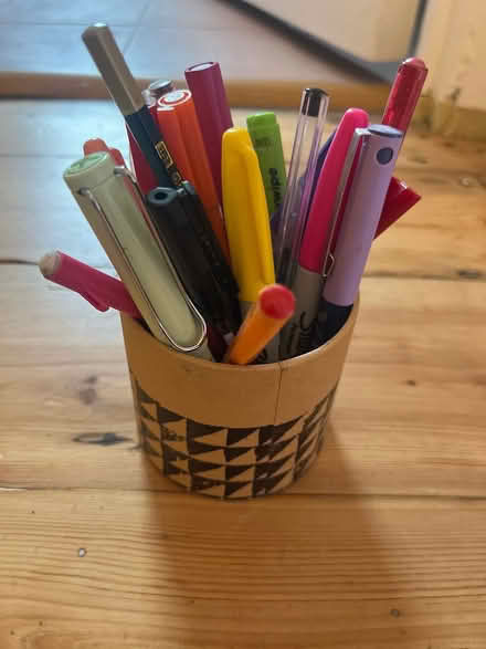 Photo of free Pens and pot (Penge SE20) #1
