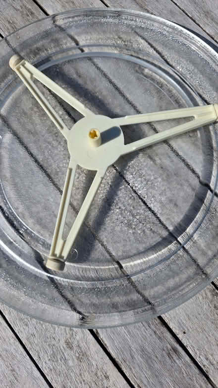 Photo of free Glass microwave plate (Inchbrook GL6) #4