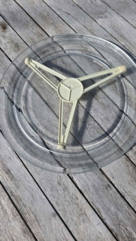 Photo of free Glass microwave plate (Inchbrook GL6) #2