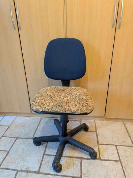 Photo of free Small office chair in clean condition (Purley on Thames RG8) #1