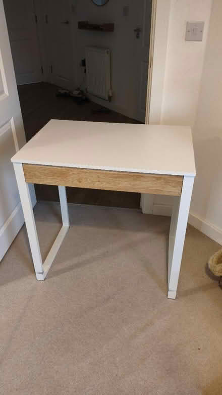 Photo of free White desk (SW12 8) #1
