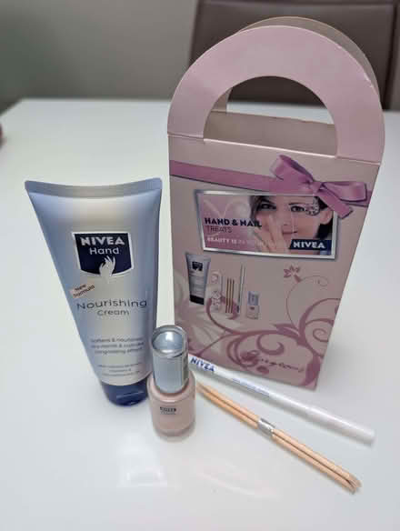 Photo of free Used cosmetics & mini perfumes (Raynes Park SW20) #2