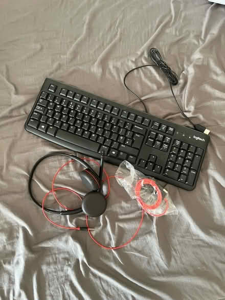 Photo of free Keyboard and headset (Barnsbury N1) #1