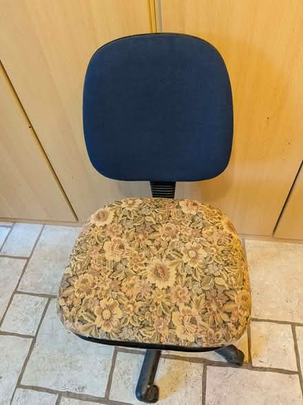 Photo of free Small office chair in clean condition (Purley on Thames RG8) #2