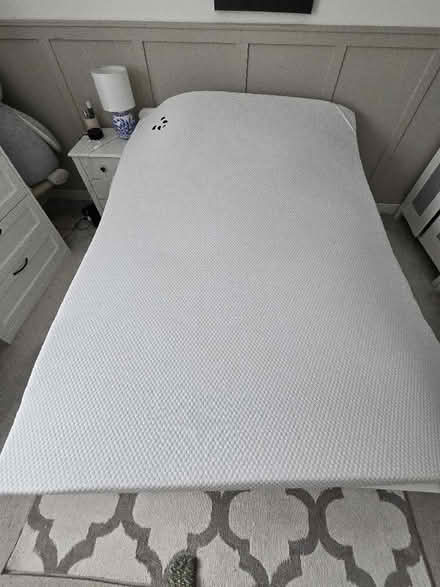 Photo of free Matrass infused bamboo topper king siz3 bed (Copthorne RH10) #1