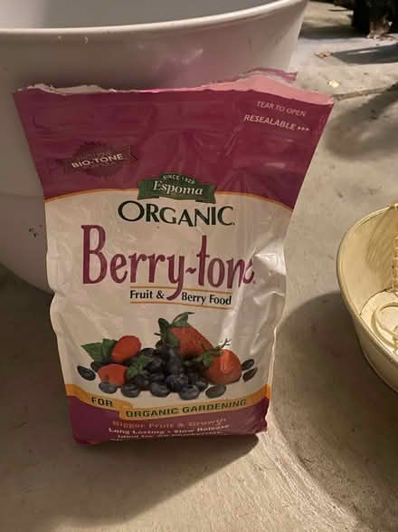 Photo of free Orange tree, pots, & fertilizer (Northwest Livonia) #3