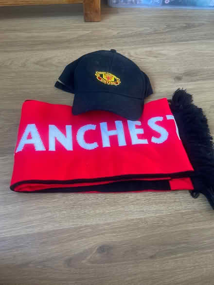 Photo of free Manchester United scarf and hat (Whitton TW2) #1